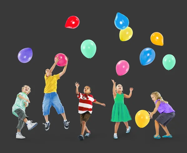 Niños pequeños con globos — Foto de Stock