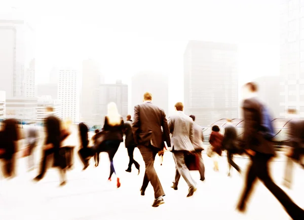 Pessoas de negócios andando na cidade — Fotografia de Stock