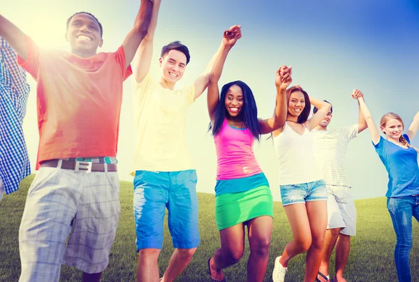 Amigos felices en el campo — Foto de Stock