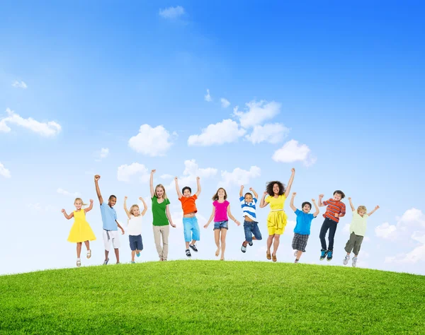 Grupo de niños en el campo — Foto de Stock