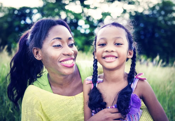 Mãe feliz com dauther na natureza — Fotografia de Stock