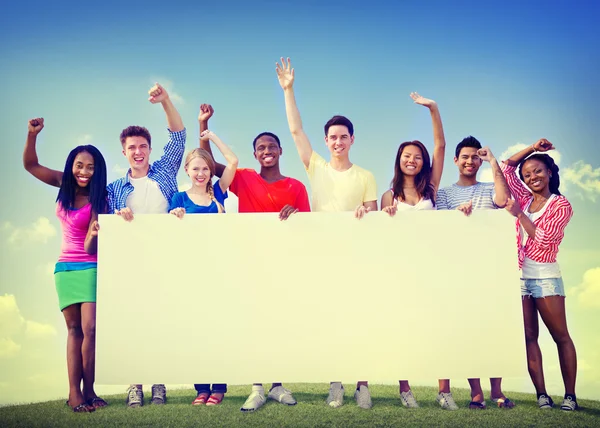 Amigos felices en el campo con pizarra pura — Foto de Stock