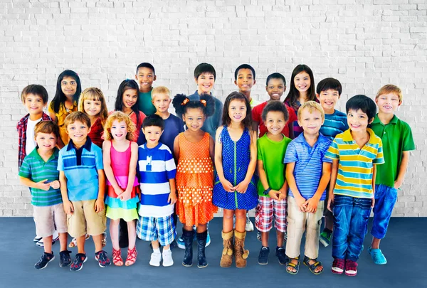 Groep van multi-etnische kinderen — Stockfoto