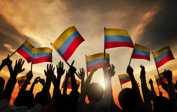Grupo de personas con banderas colombianas — Foto de Stock