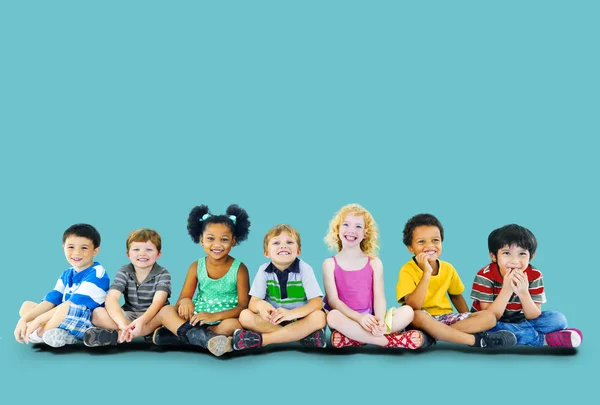 Gruppo di bambini multietnici — Foto Stock
