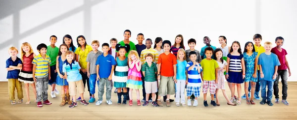 Többnemzetiségű gyermekek csoportja — Stock Fotó