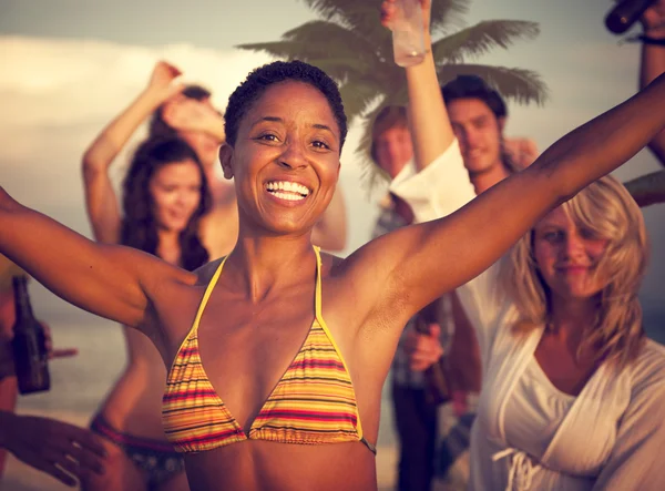 Människor firar på en fest på en tropisk ö — Stockfoto