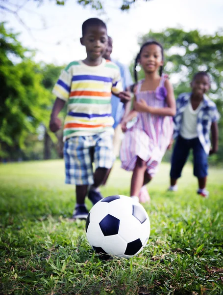 Los niños juegan al fútbol en la naturaleza — Foto de Stock