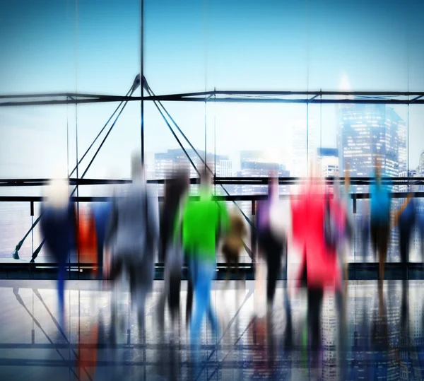 Mensen winkelen in winkelcentrum — Stockfoto