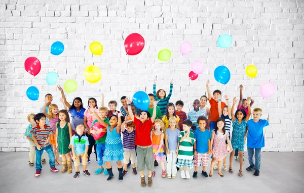 Група багатоетнічне дітей з повітряними кульками — стокове фото