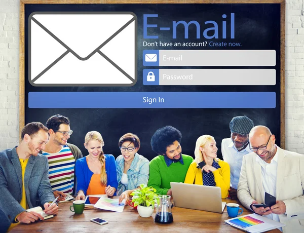 Persone che discutono di Email — Foto Stock