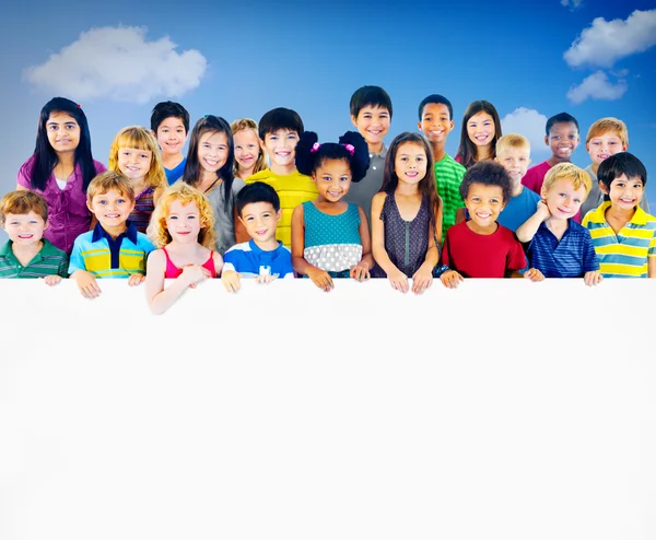 Groupe multi-ethnique d'enfants avec tableau blanc — Photo