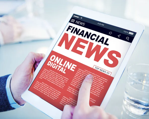 Handen met tablet met financieel nieuws — Stockfoto