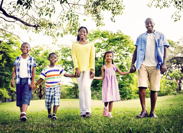 African American family slappnar natur — Stockfoto