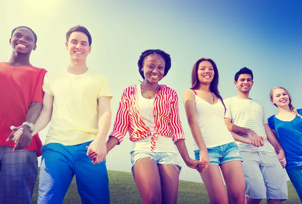 Amigos felices en la playa — Foto de Stock