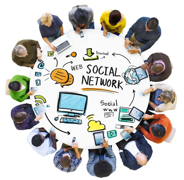 Persone intorno al tavolo con i social network — Foto Stock