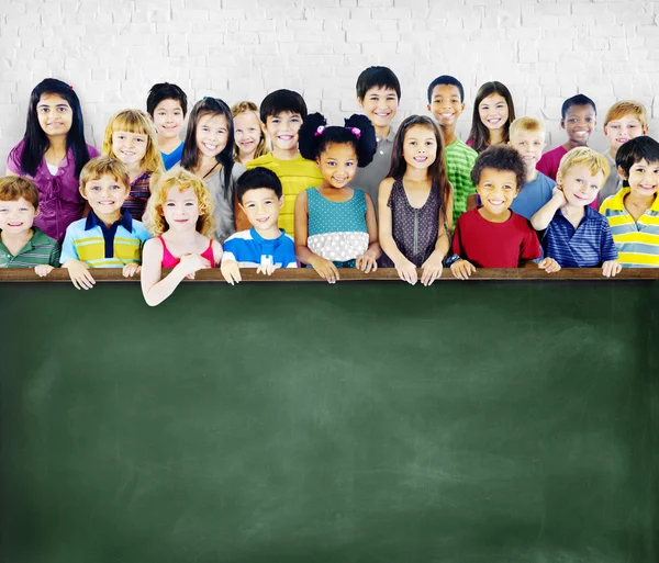 Gruppe multiethnischer Kinder mit Tafel — Stockfoto