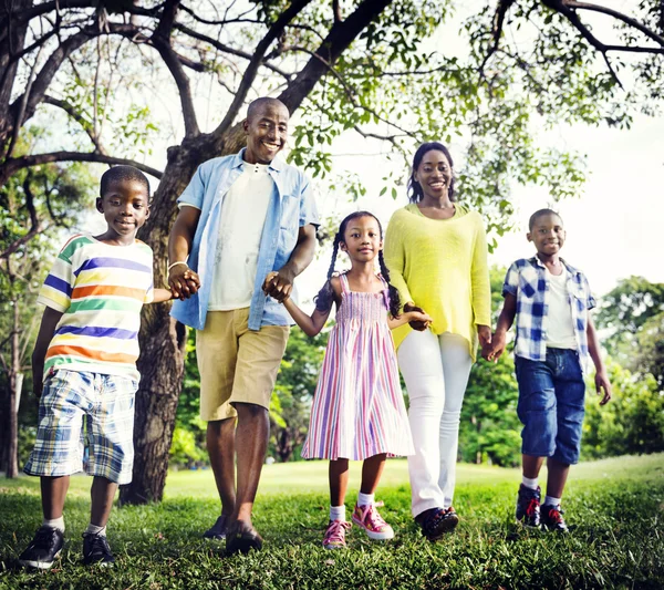 Familia afroamericana se relaja en la naturaleza —  Fotos de Stock