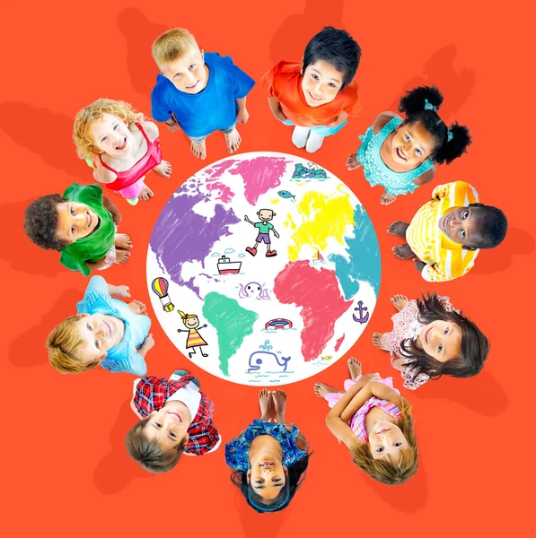 Resa koncept med multietnisk barngrupp — Stockfoto