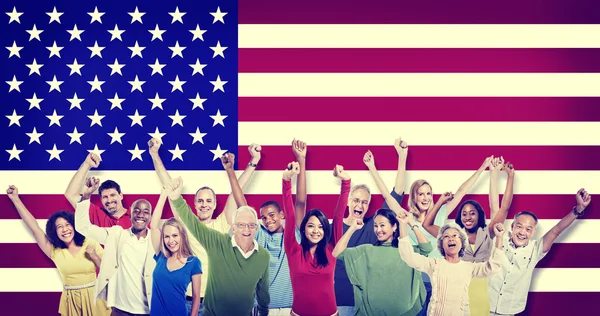 Grupo de personas con bandera de Estados Unidos — Foto de Stock