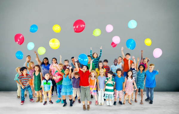 Ομάδα πολυεθνική παιδιών με μπαλόνια — Φωτογραφία Αρχείου