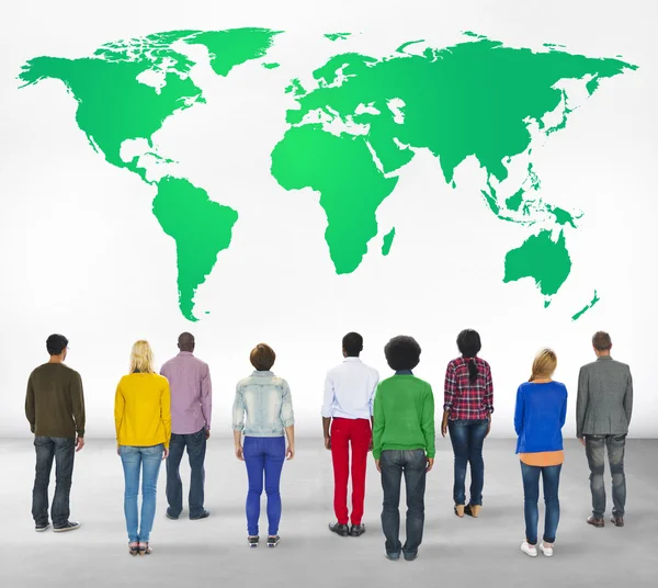 Grupo de personas multiétnicas con mapa del mundo —  Fotos de Stock