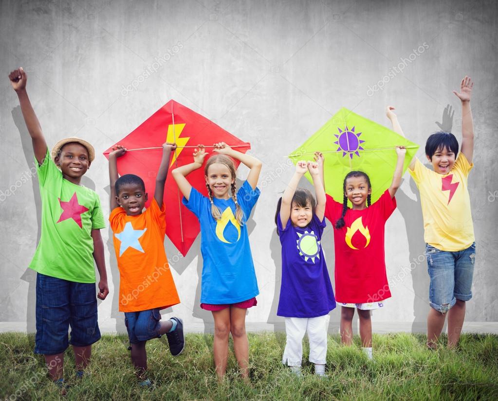 Gruppo di bambini multietnici con aquiloni — Foto di Rawpixel Trova immagini simili