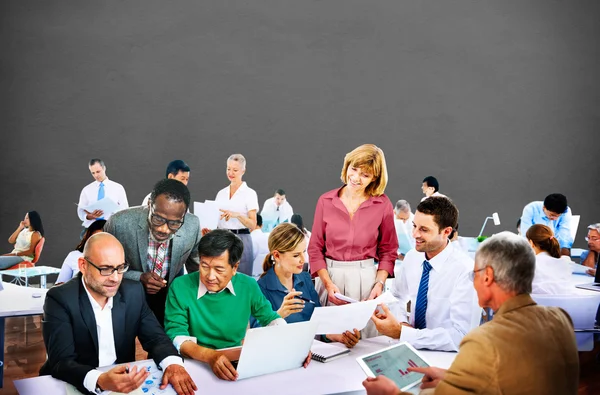 Reunión de personas en conferencia, trabajo en equipo y discusión —  Fotos de Stock