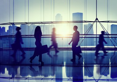 Alışveriş merkezinde yürüyen insanlar