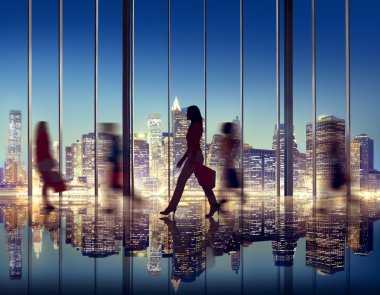 Alışveriş sırasında insanlara karşı lange pencere