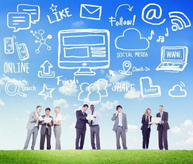 Çok ırklı grup iş adamları ve sosyal medya