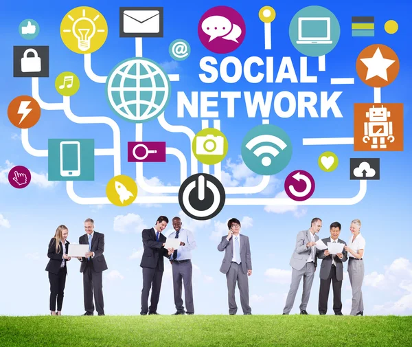 Geschäftsleute nutzen soziale Netzwerke für globale Kommunikation — Stockfoto