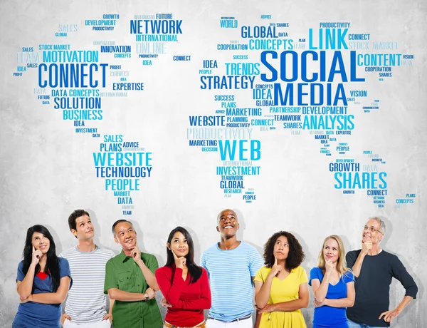 Group of people thinking and Social Media — Stock Photo, Image