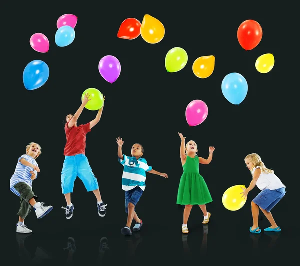 Crianças e balões multiétnicos, conceito de amizade — Fotografia de Stock