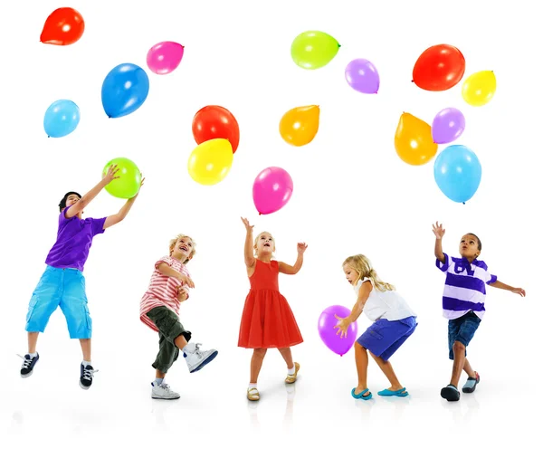 Multiethnische Kinder und Luftballons, Freundschaftskonzept — Stockfoto