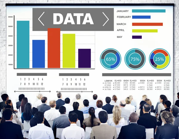 Diversas personas y análisis de datos —  Fotos de Stock