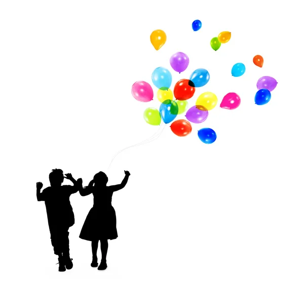 Niños con globos de colores —  Fotos de Stock