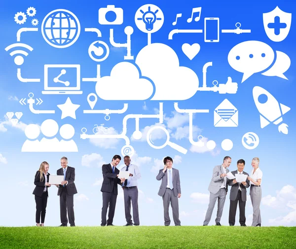 Mensen uit het bedrijfsleven met behulp van globale communicatie Social Networking — Stockfoto