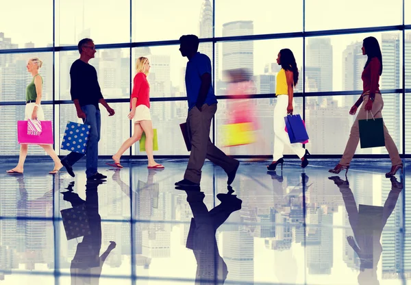 Grupp av människor som gick på köpcentrum — Stockfoto