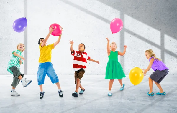 多种族的儿童和气球，友情观 — 图库照片