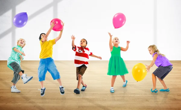 Çok ırklı çocuklar ve balonlar, dostluk kavramı — Stok fotoğraf