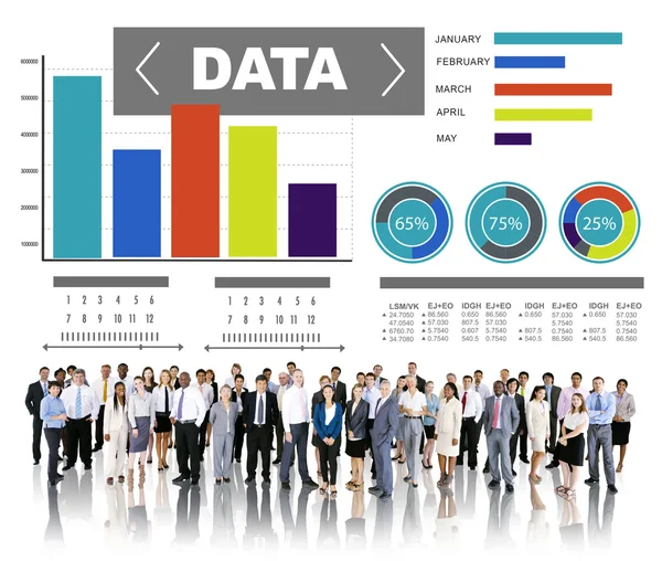 Diversas personas y análisis de datos —  Fotos de Stock