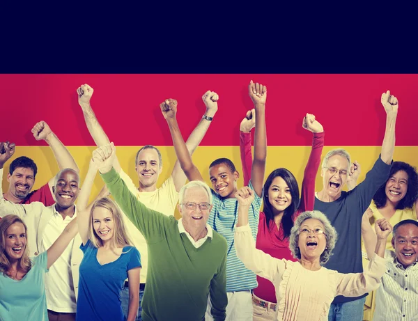Multietnické lidí a Německá vlajka — Stock fotografie