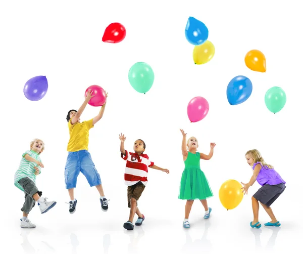 Niños jugando con globos —  Fotos de Stock