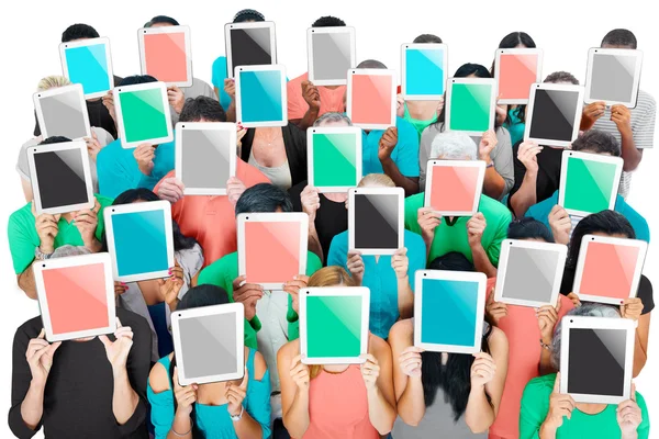 Personnes avec des tablettes numériques pc couvrant leurs visages — Photo
