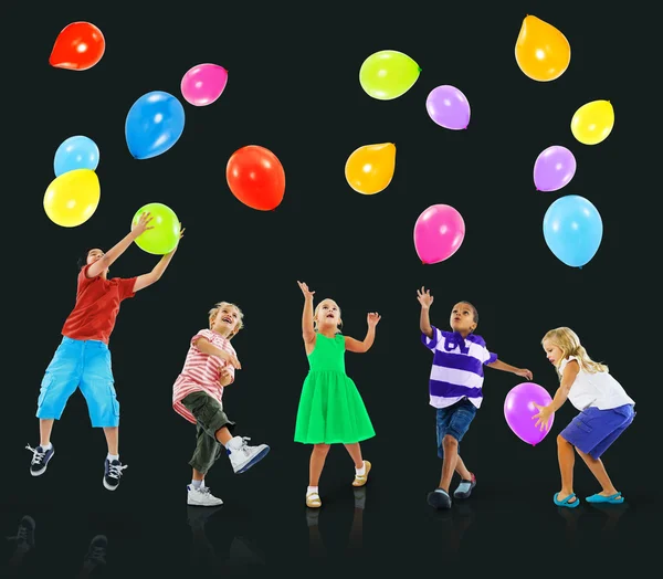 Mnohonárodnostní děti a balóny, přátelství koncepce — Stock fotografie