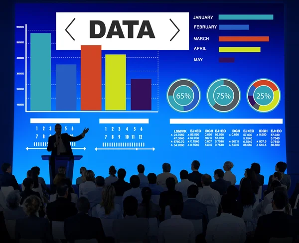 Různorodých lidí a dat služby analytics — Stock fotografie