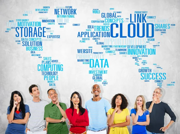 Diverse persone e concetto di cloud computing — Foto Stock