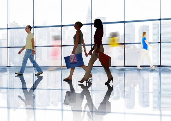 Mensen tijdens Shopping tegen grote raam — Stockfoto