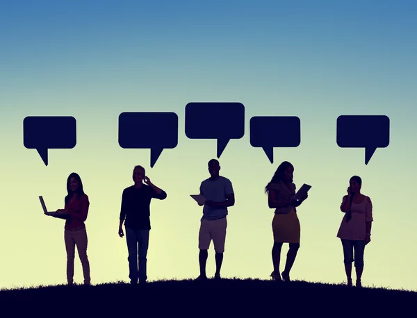 Silhouettes de personnes avec des bulles de discours réseautage — Photo